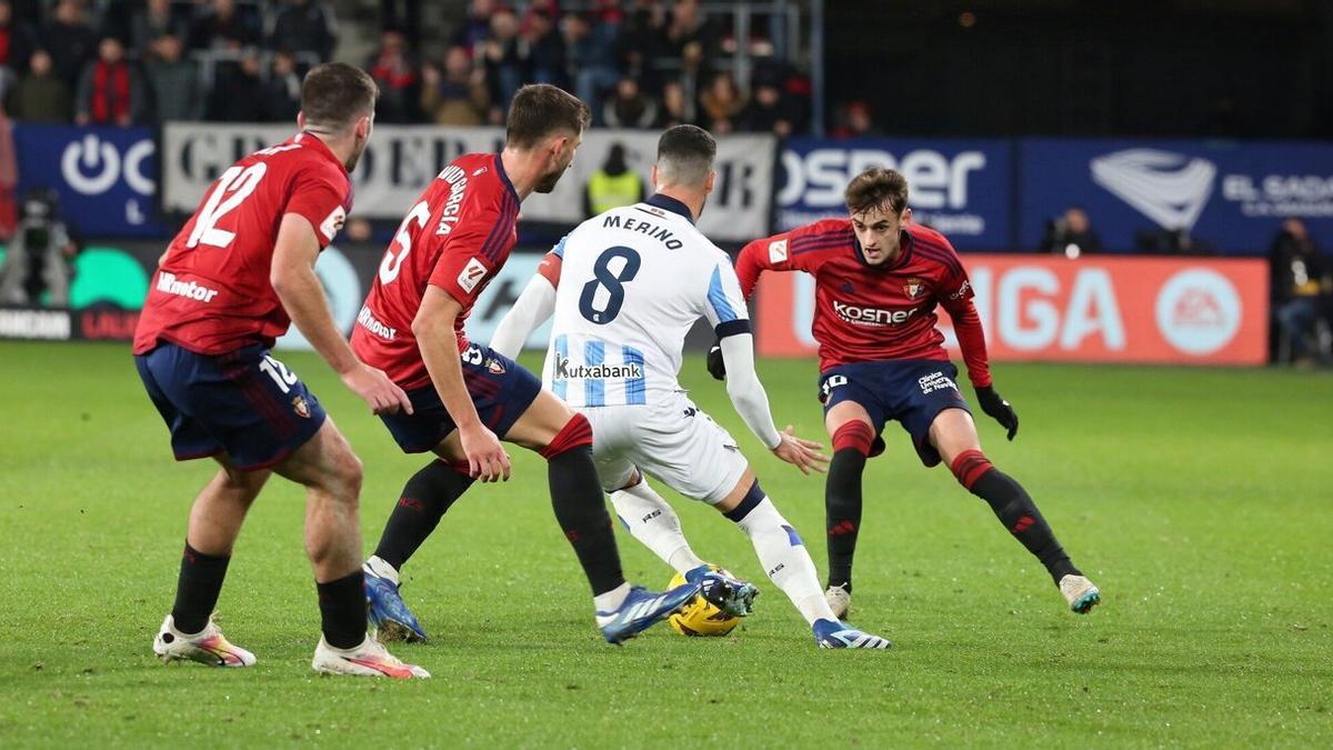 Mikel Merino, rodeado por futbolistas de Osasuna durante el partido del pasado 2 de diciembre en El Sadar. / JAVIER BERGASA