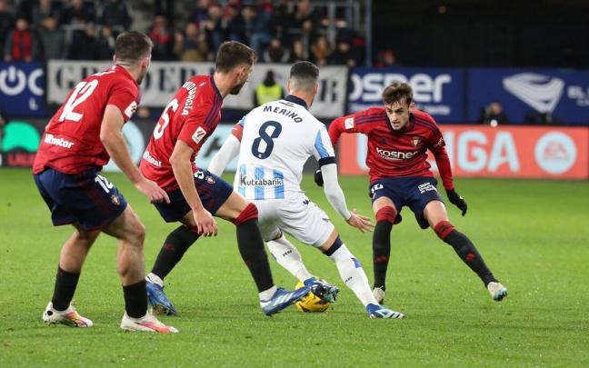 Mikel Merino, rodeado por futbolistas de Osasuna durante el partido del pasado 2 de diciembre en El Sadar. / JAVIER BERGASA