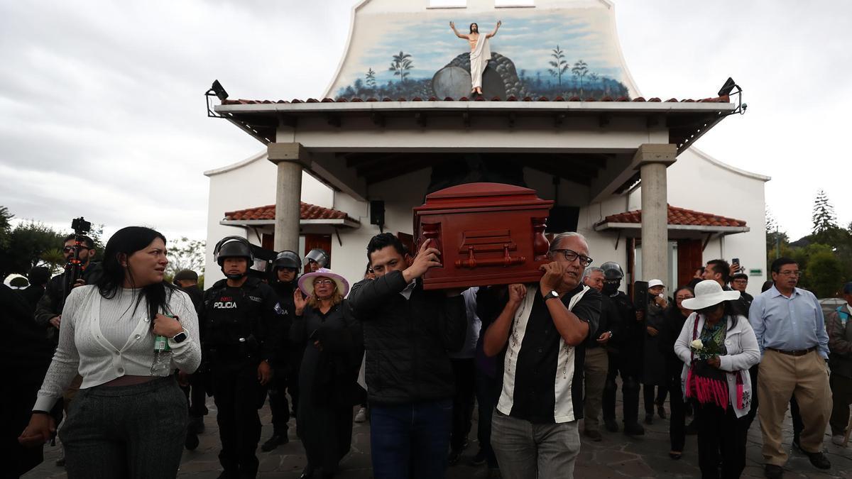 El féretro del candidato ecuatoriano Fernando Villavicencio es trasladado hacia el cementerio