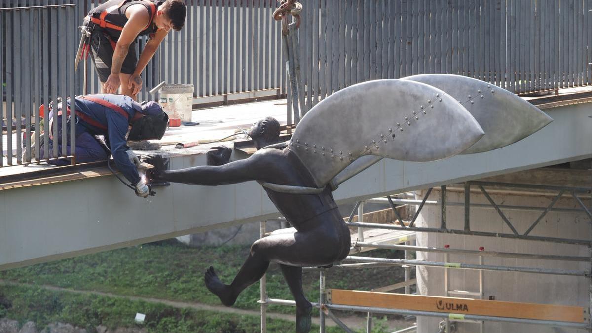 Operario anclando la figura de Ícaro en su emplazamiento en el puente de Urazandi.