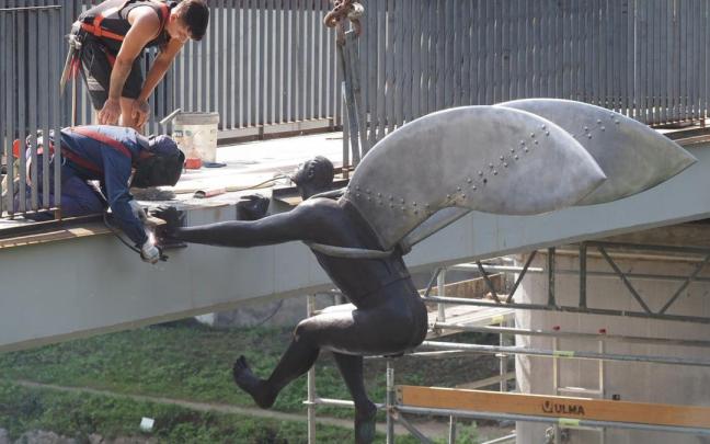 Operario anclando la figura de Ícaro en su emplazamiento en el puente de Urazandi. / Aitor Operario anclando la figura de Ícaro en su emplazamiento en el puente de Urazandi.