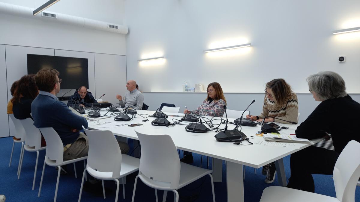 Un momento de la comisión municipal de seguimiento de las obras de ETS en Donostia.