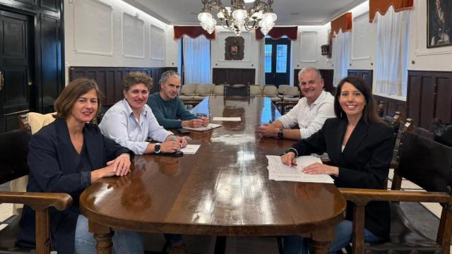 Los alcaldes de Azpeitia, Azkoitia y Zestoa, en la reunión con el departamento de Movilidad en la que se anunció el nuevo servicio.