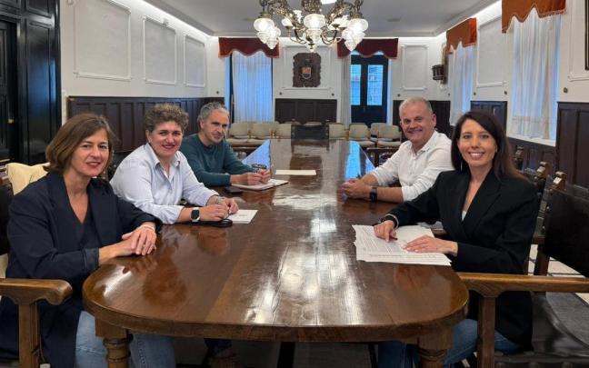 Los alcaldes de Azpeitia, Azkoitia y Zestoa, en la reunión con el departamento de Movilidad en la que se anunció el nuevo servicio.