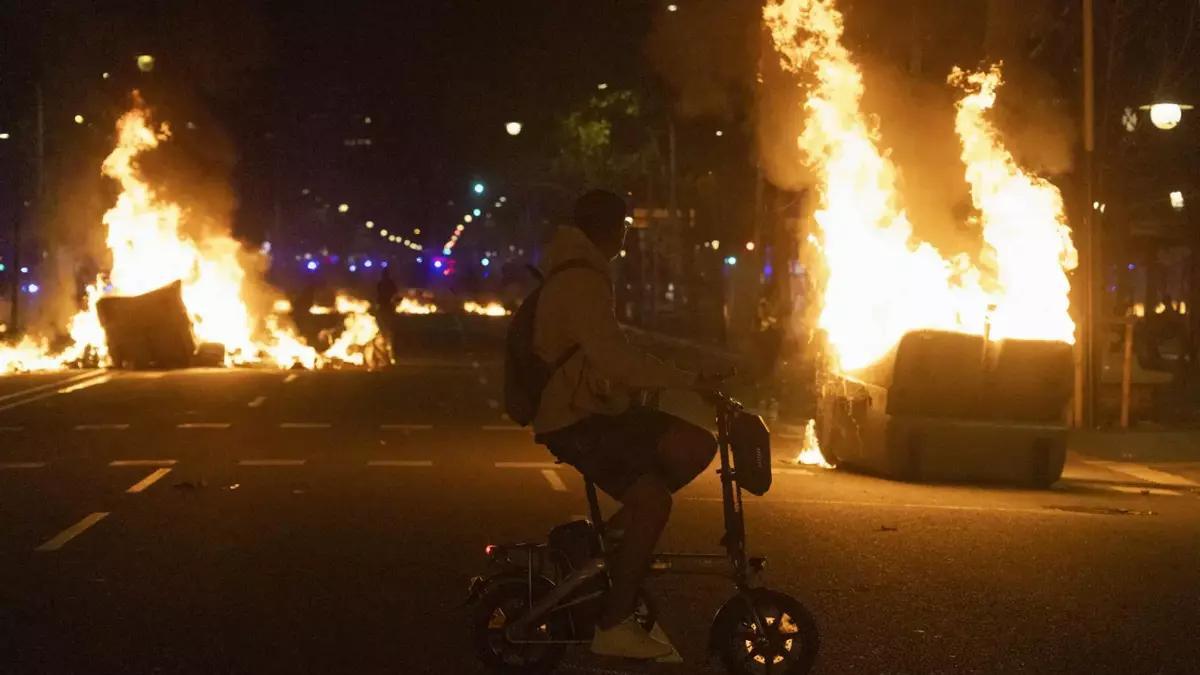 Los Mossos d’Esquadra han realizado cargas contra grupos de jóvenes.