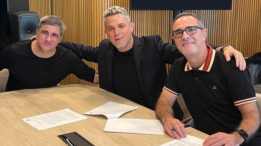 Alejandro Sanz junto a Afo Verde (i), Chairman y CEO de Sony Music Latin Iberia, y José María Barbat, presidente de Sony Music Iberia.