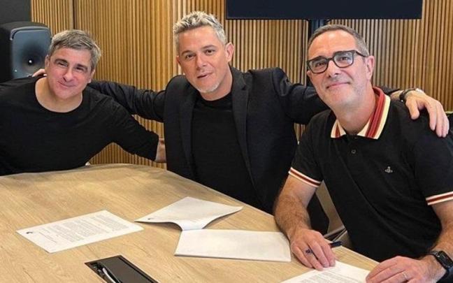 Alejandro Sanz junto a Afo Verde (i), Chairman y CEO de Sony Music Latin Iberia, y José María Barbat, presidente de Sony Music Iberia.