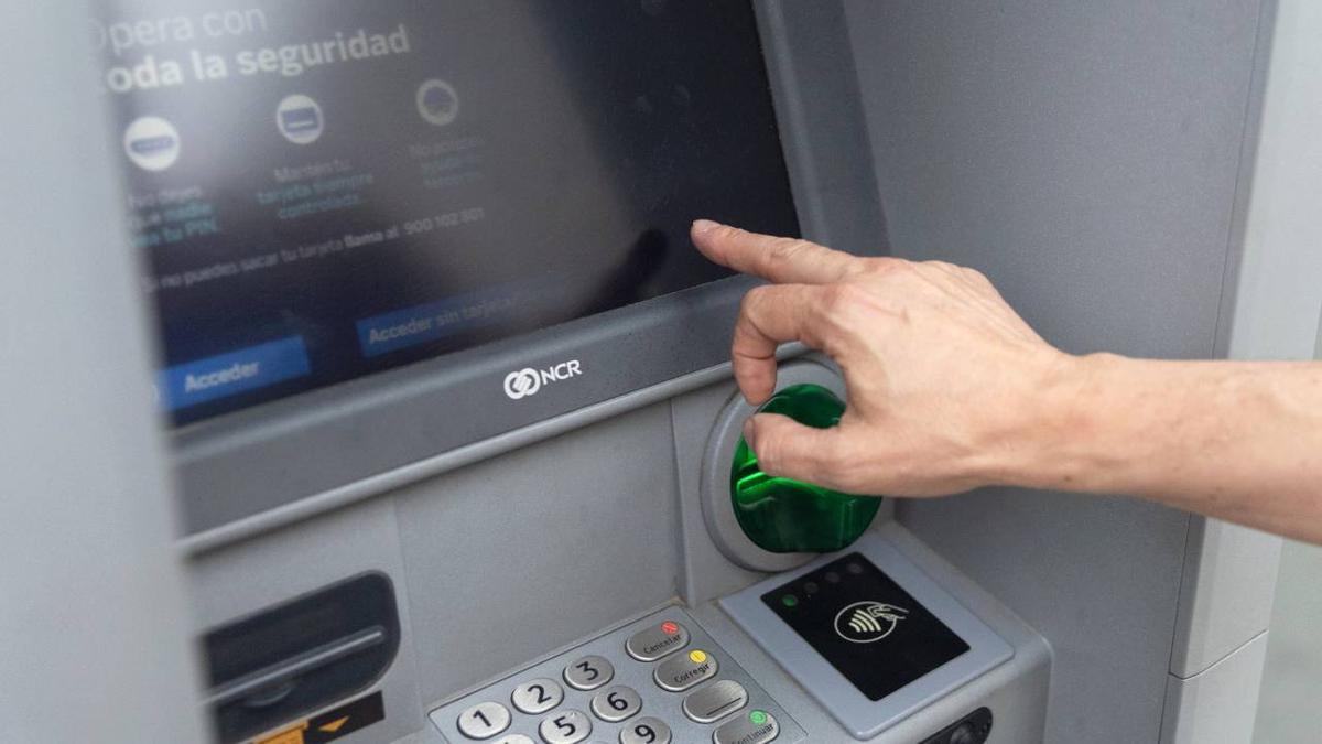 Seis tarjetas para sacar dinero sin cargos