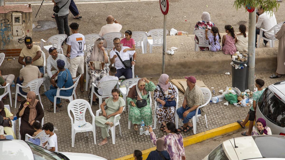 Decenas de personas en la frontera entre España y Marruecos, en Melilla.