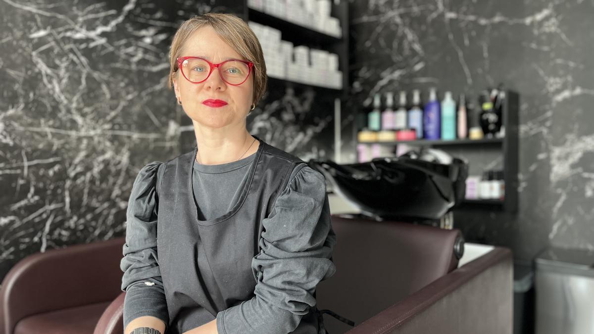 Amaia Larrea en su nueva peluquería 'Nile, ile zainketa' de Beasain.