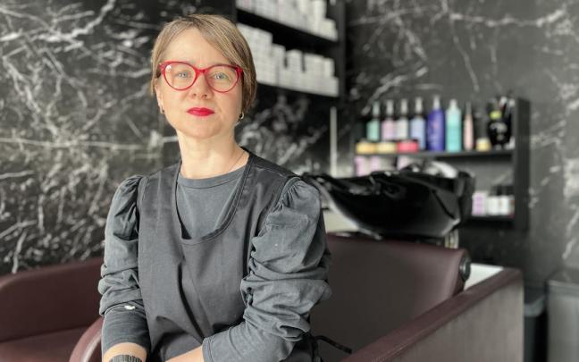 Amaia Larrea en su nueva peluquería 'Nile, ile zainketa' de Beasain.