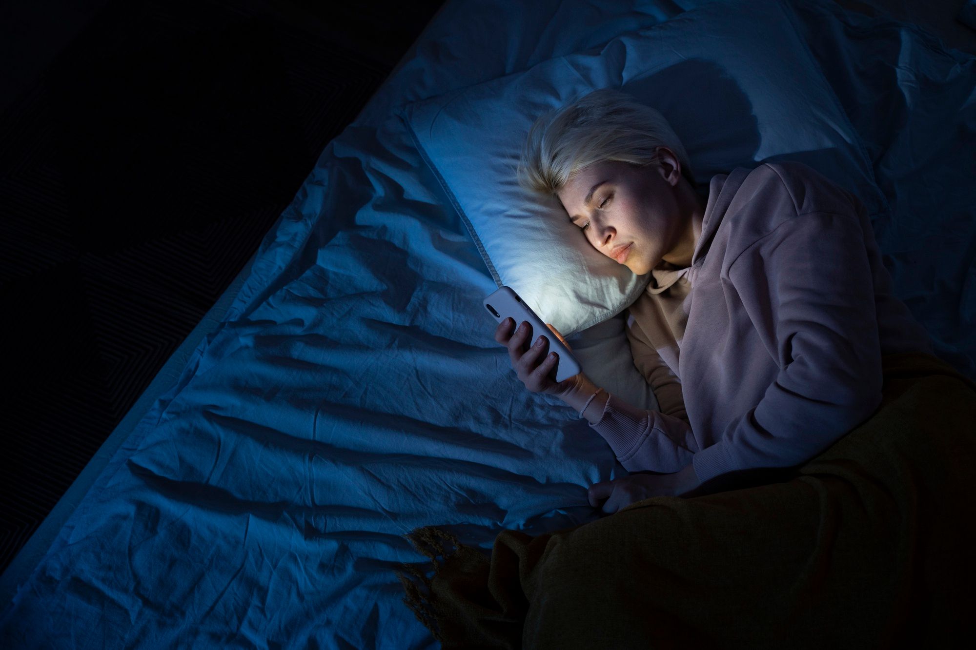 La luz que emite el móvil puede acabar causando problemas en la vista.