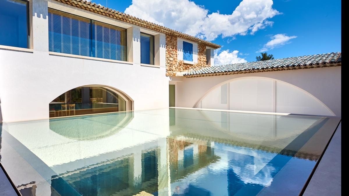 El techo de la galería subterránea de la Fundación Carmignac es una piscina.