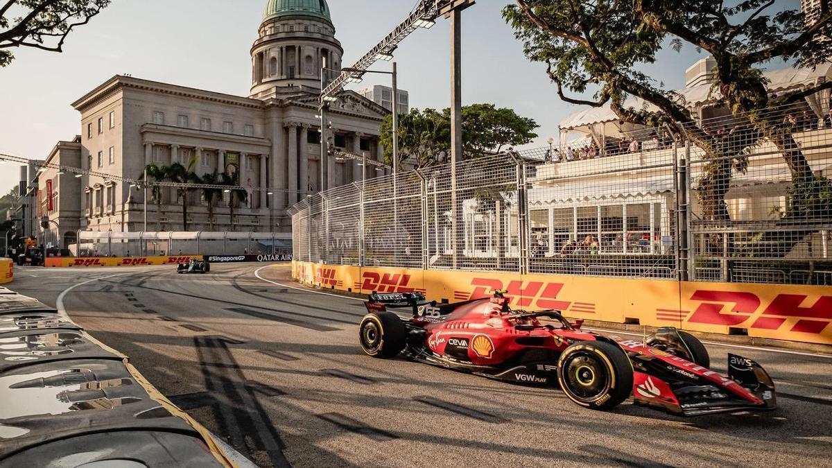 El piloto de Fórmula 1 Carlos Sainz (Ferrari) en el circuito urbano Marina Bay, en Singapur.