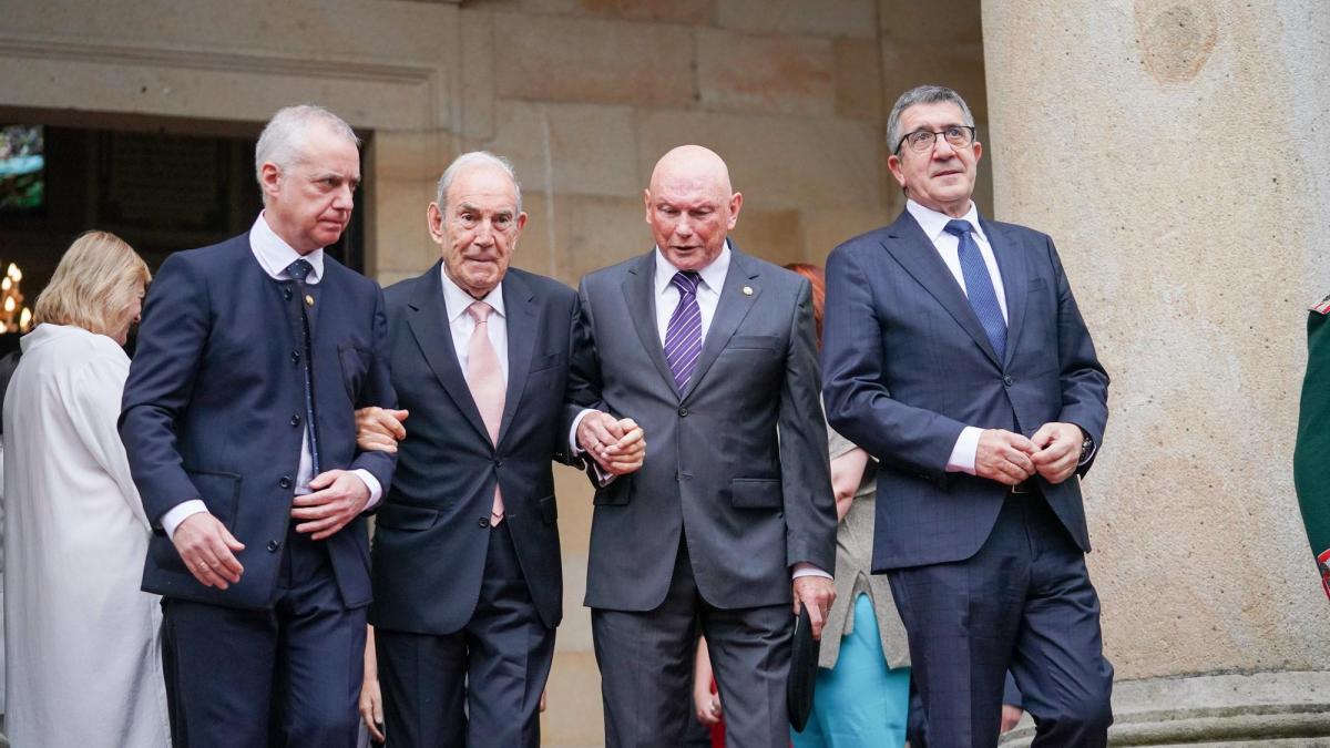 Carlos Garaikoetxea junto a Iñigo Urkullu, Juan Jose Ibarretxe y Patxi López / NTM