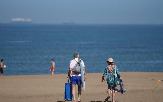 Varias personas pasean por la Playa de Ereaga en Getxo. Varias personas pasean por la Playa de Ereaga en Getxo.