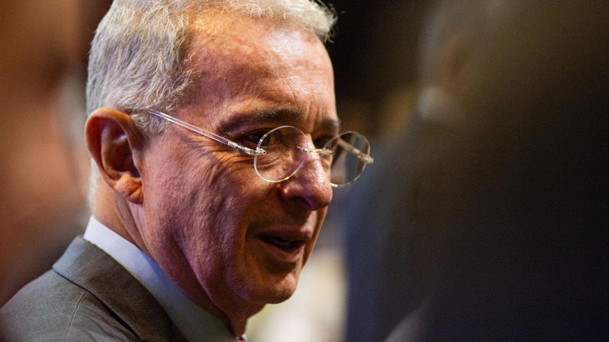 El expresidente Uribe formaliza en un juzgado su arresto domiciliario tras su condena a doce años.