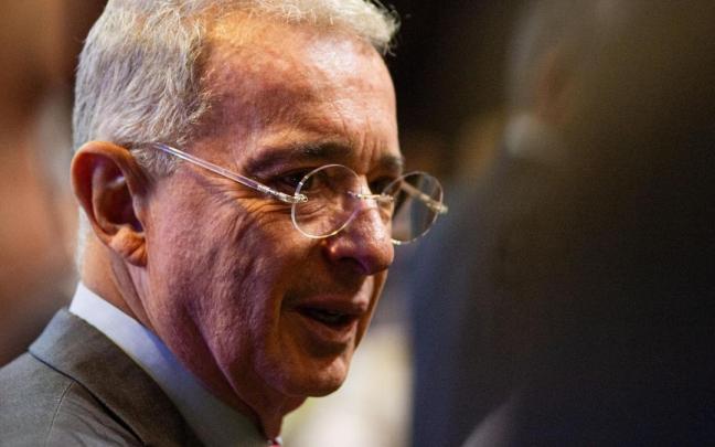 El expresidente Uribe formaliza en un juzgado su arresto domiciliario tras su condena a doce años.