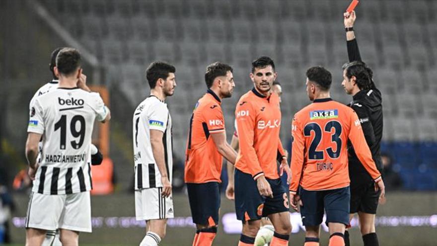 Momento en el que Adnan Januzaj es expulsado, este domingo.