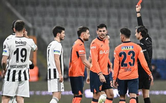 Momento en el que Adnan Januzaj es expulsado, este domingo.