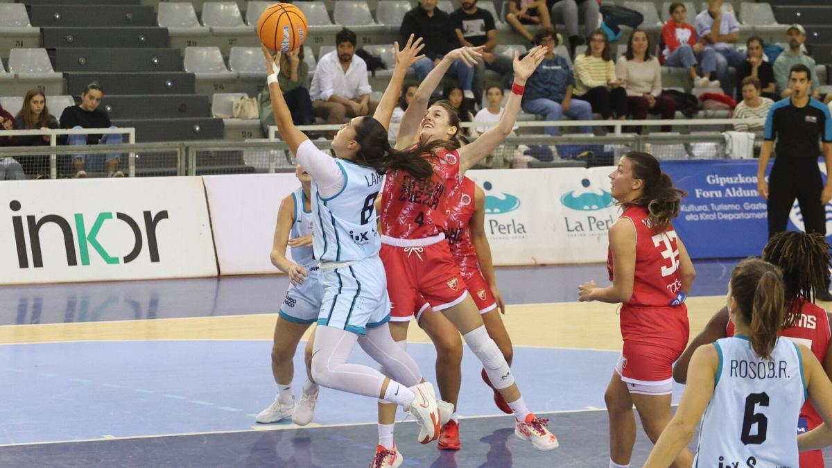 Lara González entra a canasta en el partido contra el Estrella Roja jugado en el Gasca. / IKER AZURMENDI