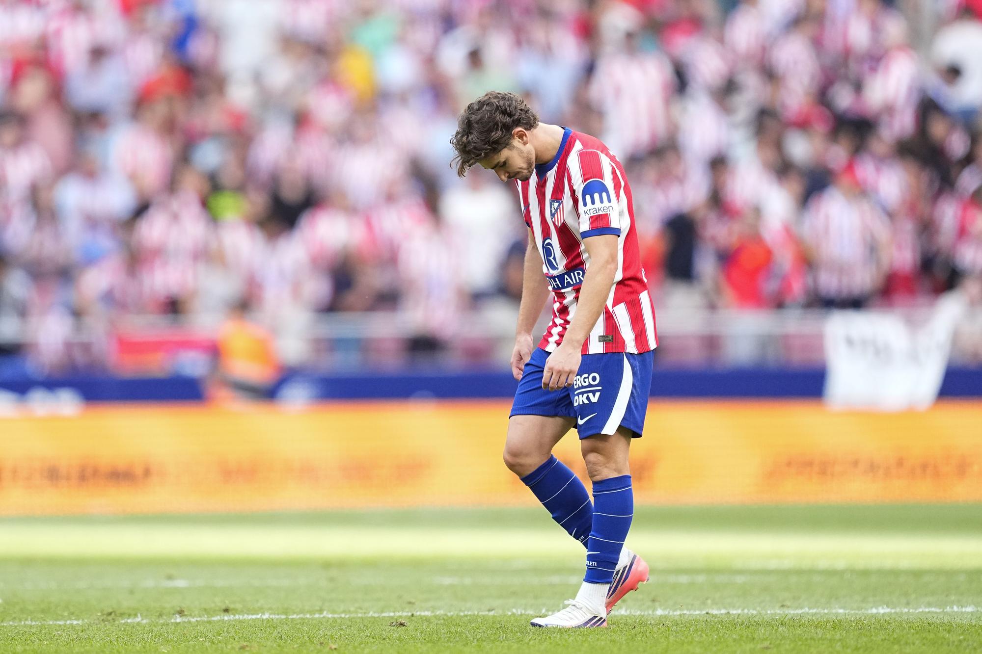Julián Álvarez, del Atlético de Madrid, abandona el terreno de juego tras el partido mientras sus propios aficionados lo abuchean por su deseo de dejar el club.