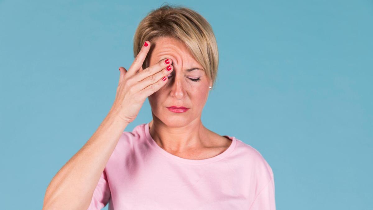 Una mujer sufre temblor en el ojo.