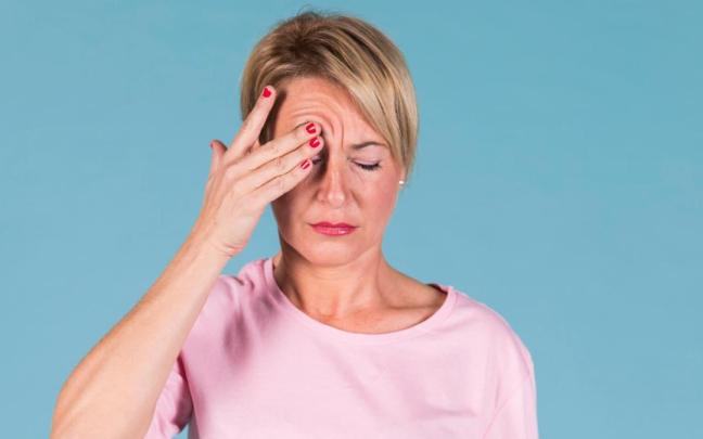 Una mujer sufre temblor en el ojo.