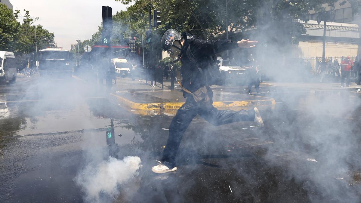 Miles marchan en Chile para conmemorar el estallido y protestar contra recortes de Kast