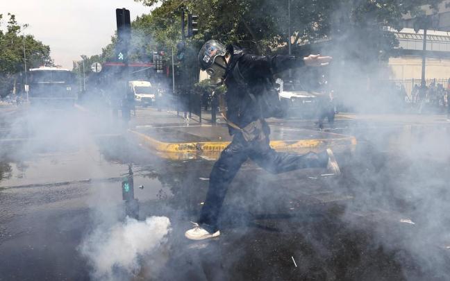 Miles marchan en Chile para conmemorar el estallido y protestar contra recortes de Kast