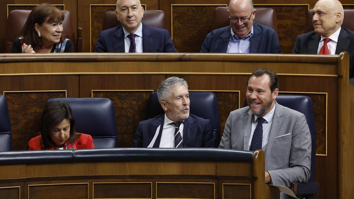 Los ministros de Defensa, Martarita Robes, de Interior, Fernando Grande-Marlaska (c), y de Transportes, Óscar Puente, durante la sesión de control al Gobierno celebrada este miércoles en el Congreso.