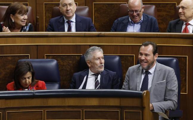 Los ministros de Defensa, Martarita Robes, de Interior, Fernando Grande-Marlaska (c), y de Transportes, Óscar Puente, durante la sesión de control al Gobierno celebrada este miércoles en el Congreso. / EFE Los ministros de Defensa, Martarita Robes, de Interior, Fernando Grande-Marlaska (c), y de Transportes, Óscar Puente, durante la sesión de control al Gobierno celebrada este miércoles en el Congreso.