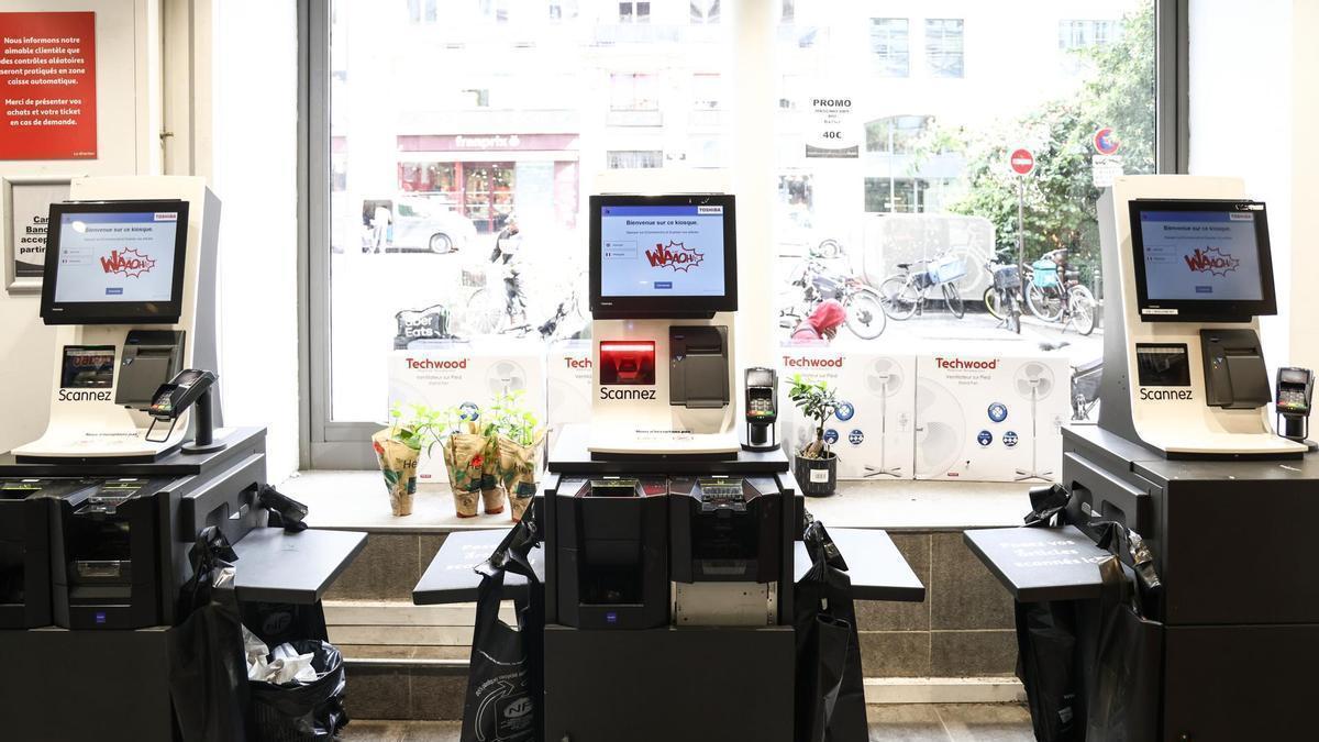 Varias terminales de autocobro en un supermercado de París.