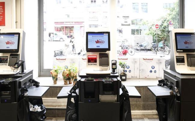 Varias terminales de autocobro en un supermercado de París.