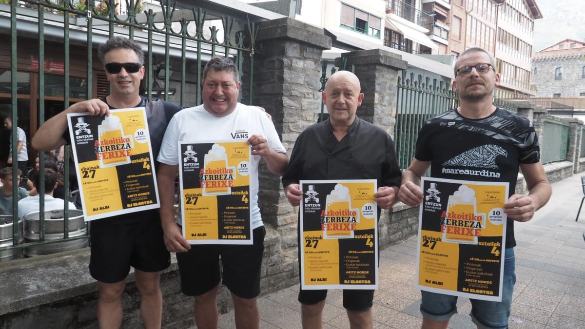 Los miembros de Entzun, en la presentación del cartel junto a la terraza del bar Zurt, escenario de las dos jornadas de la feria.