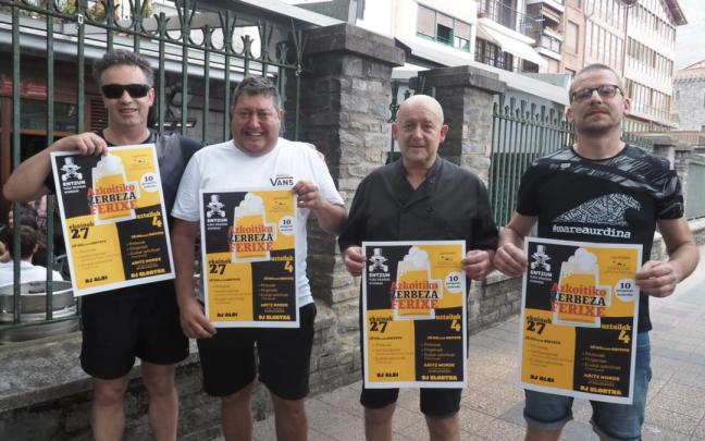Los miembros de Entzun, en la presentación del cartel junto a la terraza del bar Zurt, escenario de las dos jornadas de la feria.