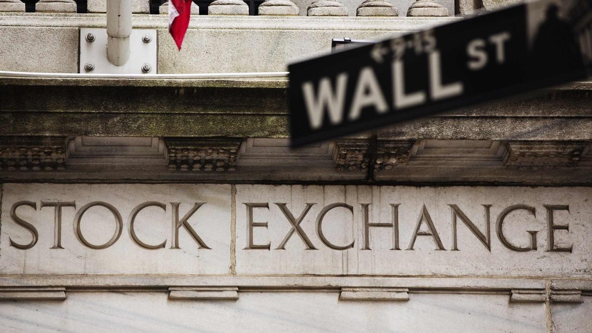 Una placa de la calle Wall Street frente a la Bolsa de Valores de Nueva York.
