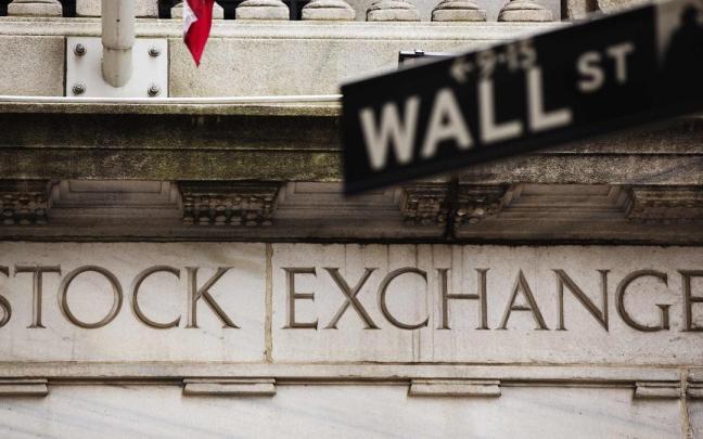 Una placa de la calle Wall Street frente a la Bolsa de Valores de Nueva York.