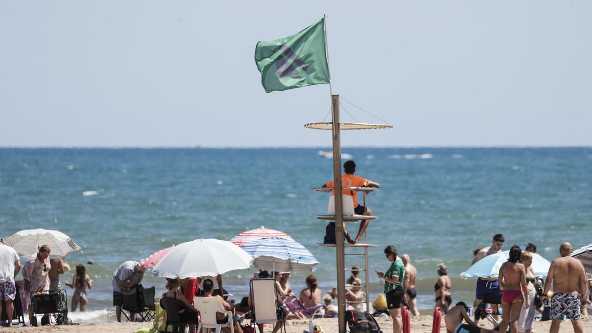 Un socorrista vigila una playa.