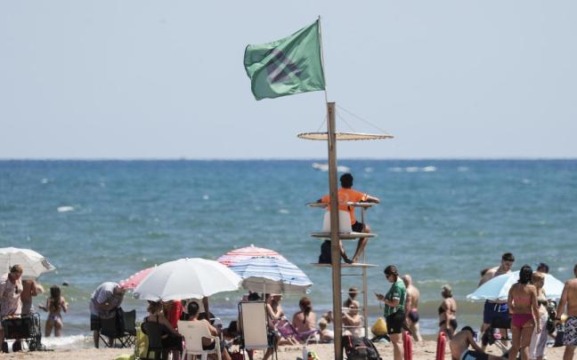 Un socorrista vigila una playa. Un socorrista vigila una playa.