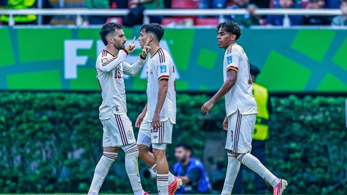 El jugador de la selección española, Alex Baena, celebrando el tanto frente a Uruguay.