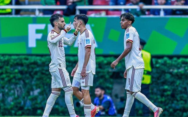 El jugador de la selección española, Alex Baena, celebrando el tanto frente a Uruguay.