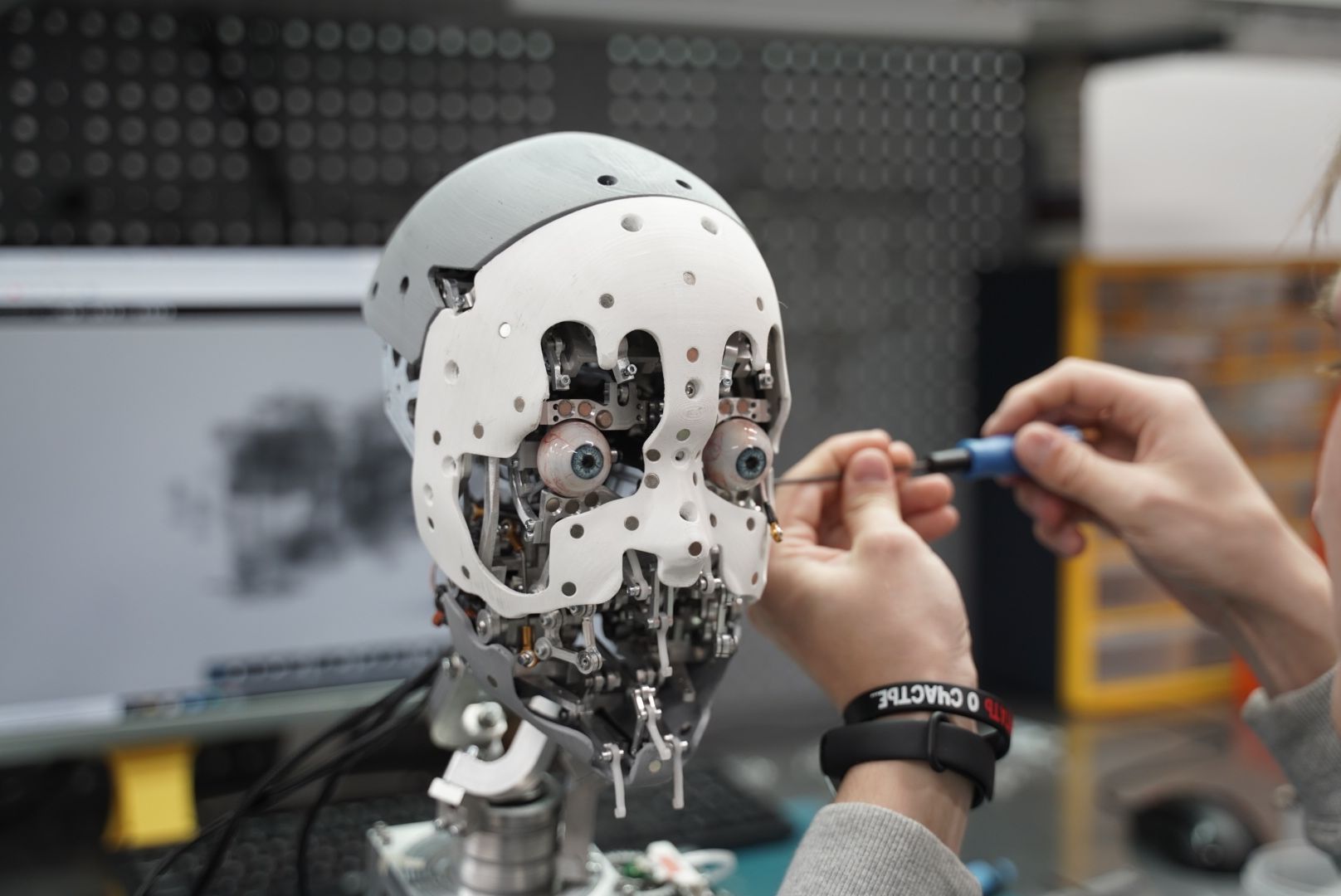 Un técnico trabaja en un prototipo de robot Robo-C2.