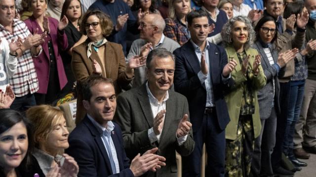 Aitor Esteban y el lehendakari Imanol Pradales durante la Asamblea General de EAJ/PNV el pasado 13 de diciembre