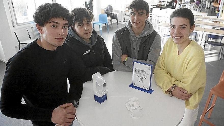 Gorka, Aimar, Telmo y Naroa, cuatro de los estudiantes premiados, posan en su aula en Axular.