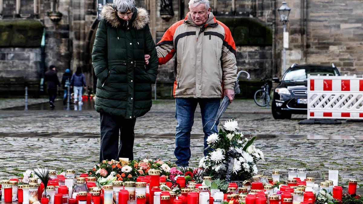 Visitantes se acercan al lugar del accidente, convertido en homenaje a los heridos y fallecidos