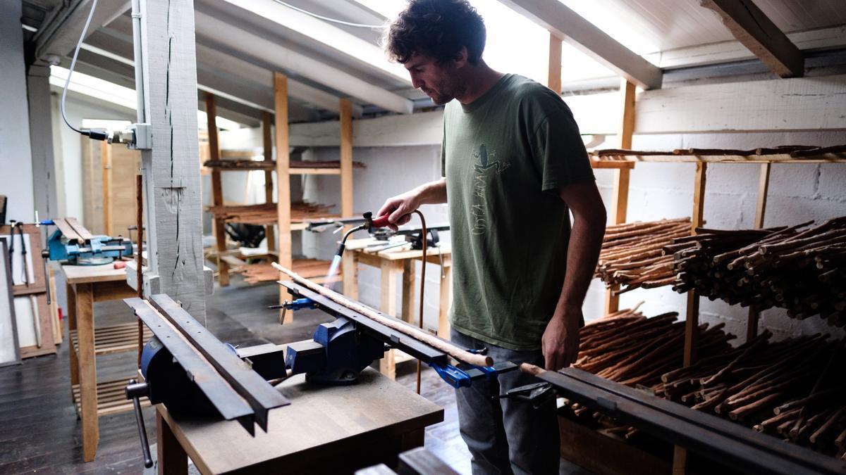 Beñat Alberdi en el proceso de enderezado de las ramas de níspero salvaje con las que fabrica artesanalmente las makilas.