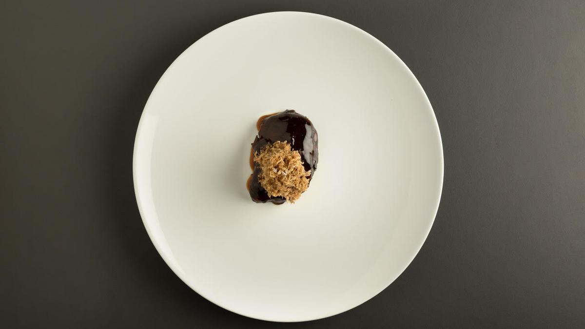 Carrilera de jabalí, chocolate y trufa del Nublo, con empleo de kuzu en la salsa.