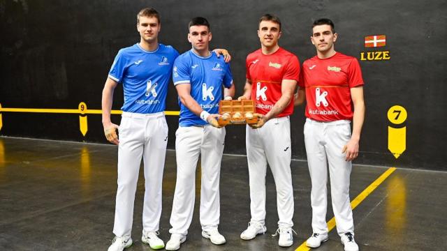 En imágenes: Peña II-Salaverri II y Murua-Gabirondo eligen material para la final del Campeonato de Parejas Serie B en el frontón de Bergara.