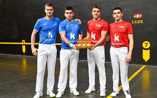 En imágenes: Peña II-Salaverri II y Murua-Gabirondo eligen material para la final del Campeonato de Parejas Serie B en el frontón de Bergara.